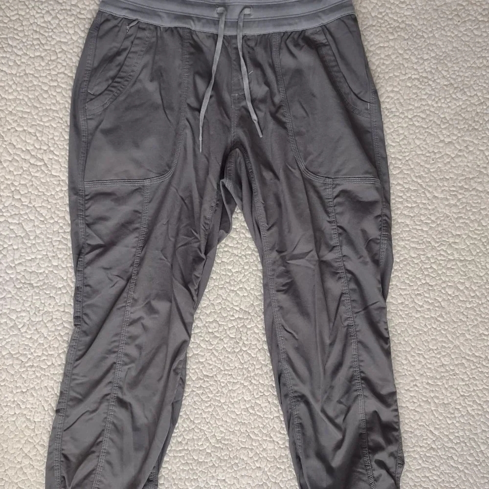 The North Face gray scrunched capri leggings elastic workout pants ladies Small